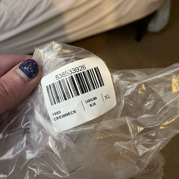 New Taylor Swift 1989 Crewneck - Picture 3 of 3